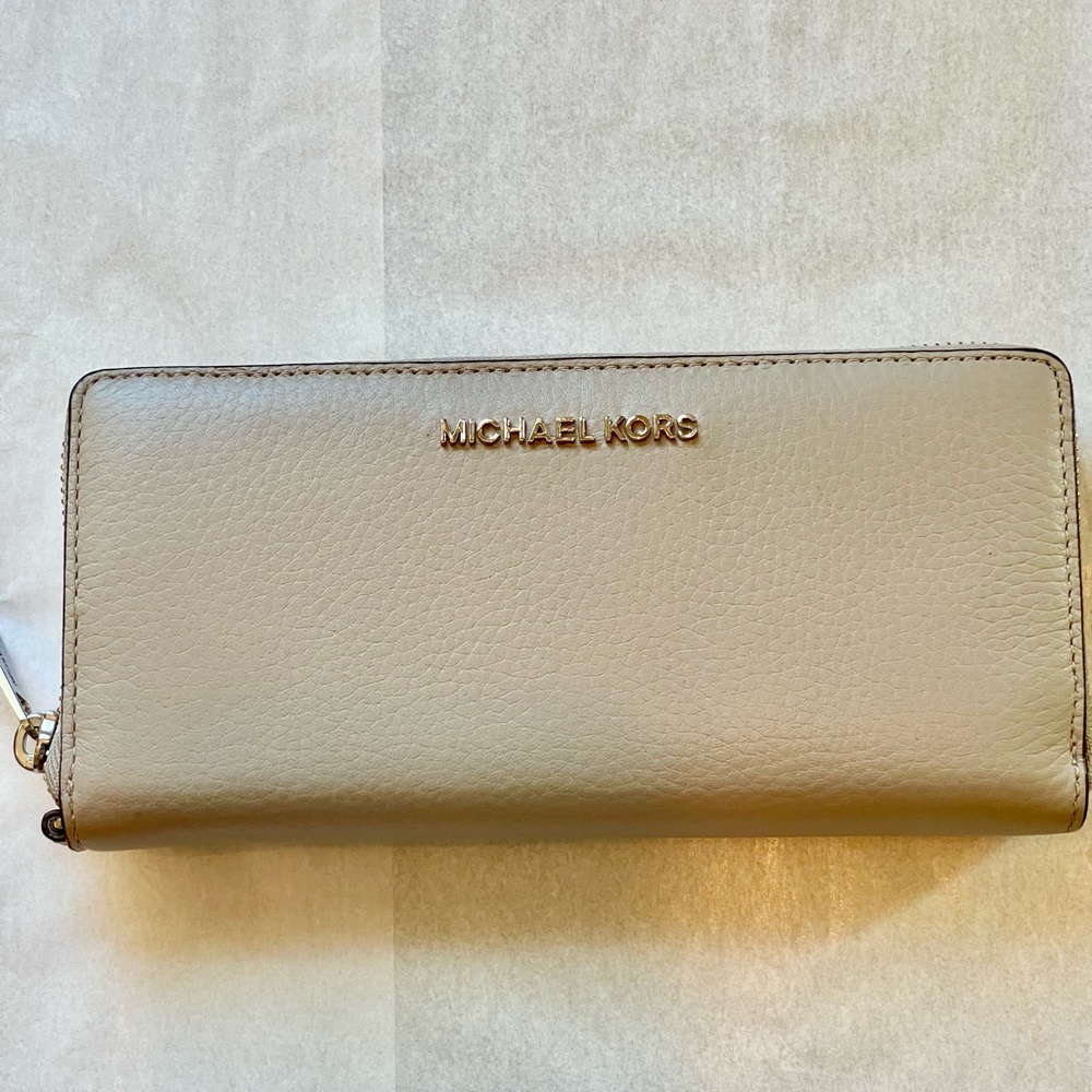 Micheal Kors wallet NWOB